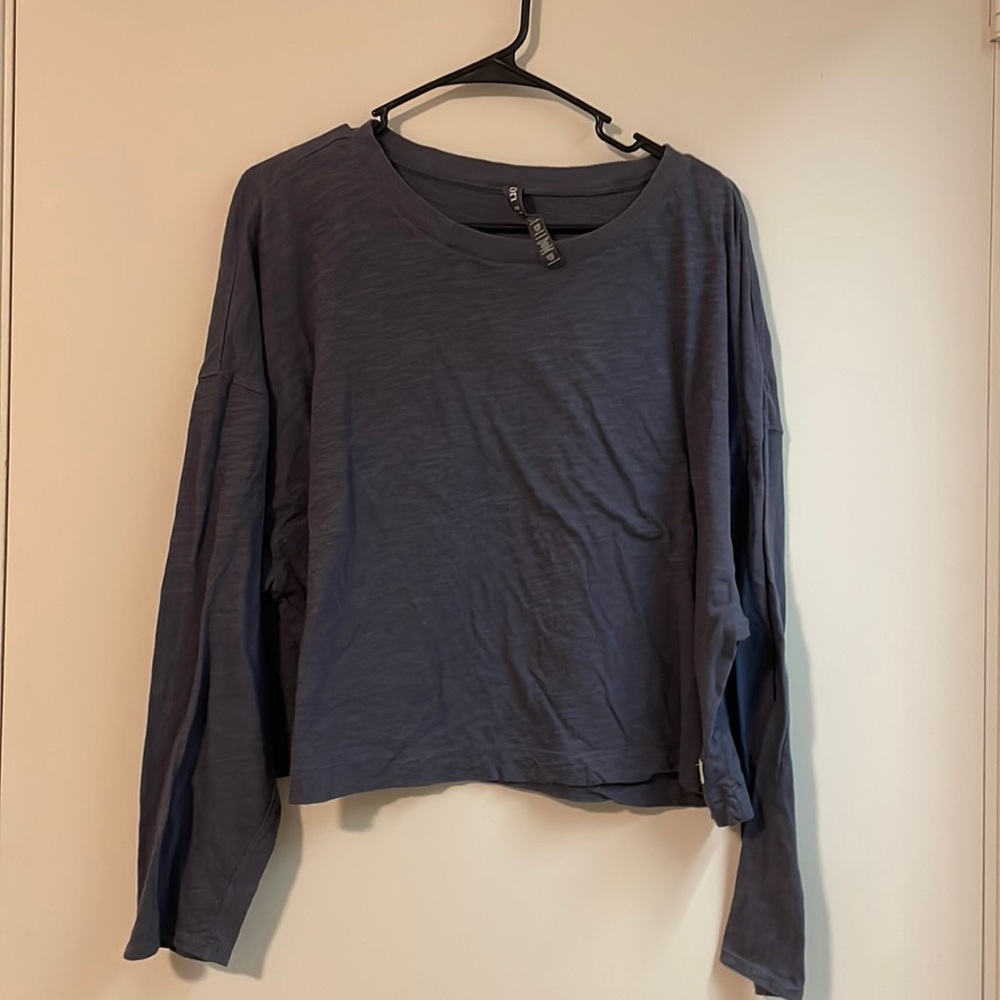 VUORI long sleeve cropped shirt size large